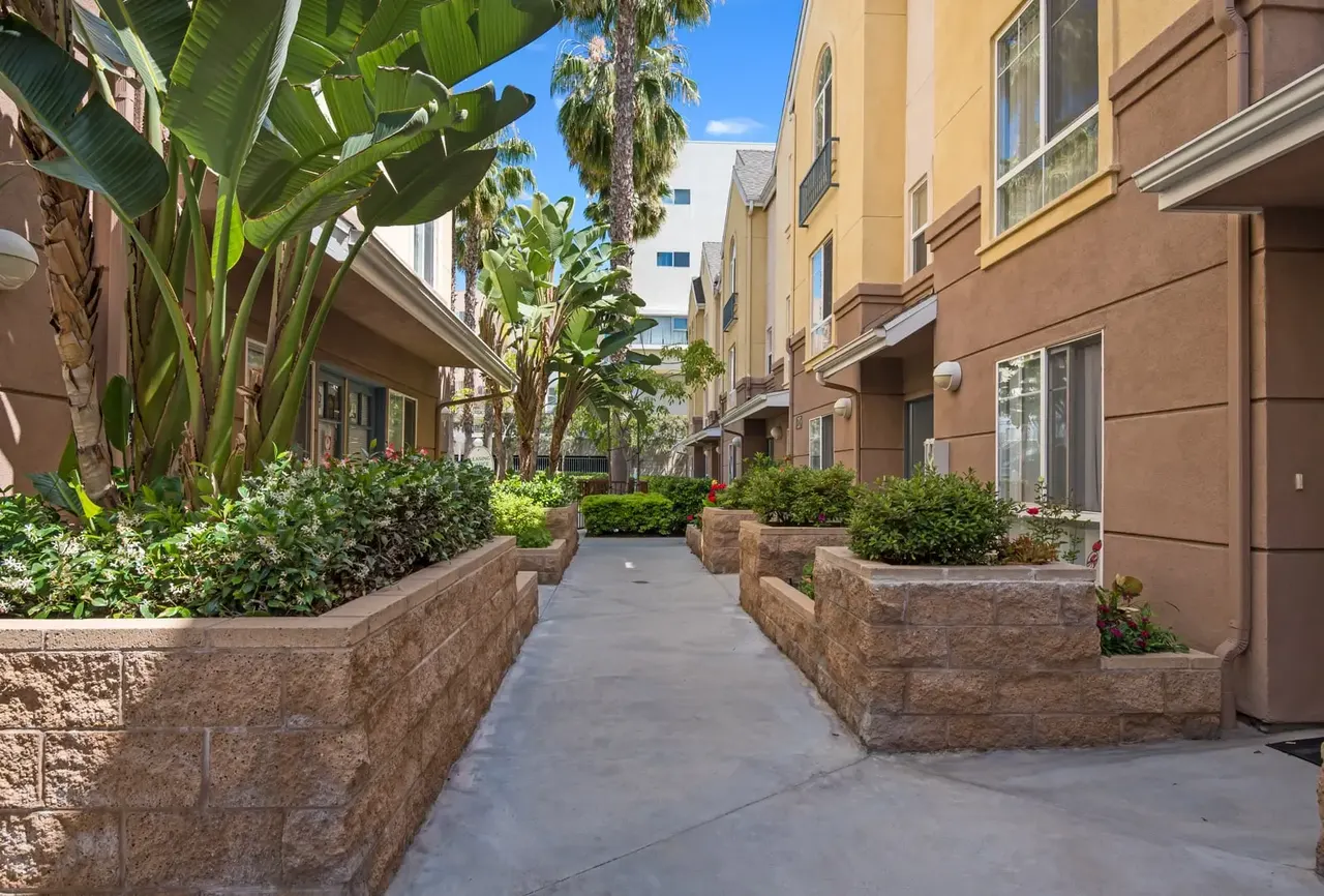 Carlton Court Metro Hollywood