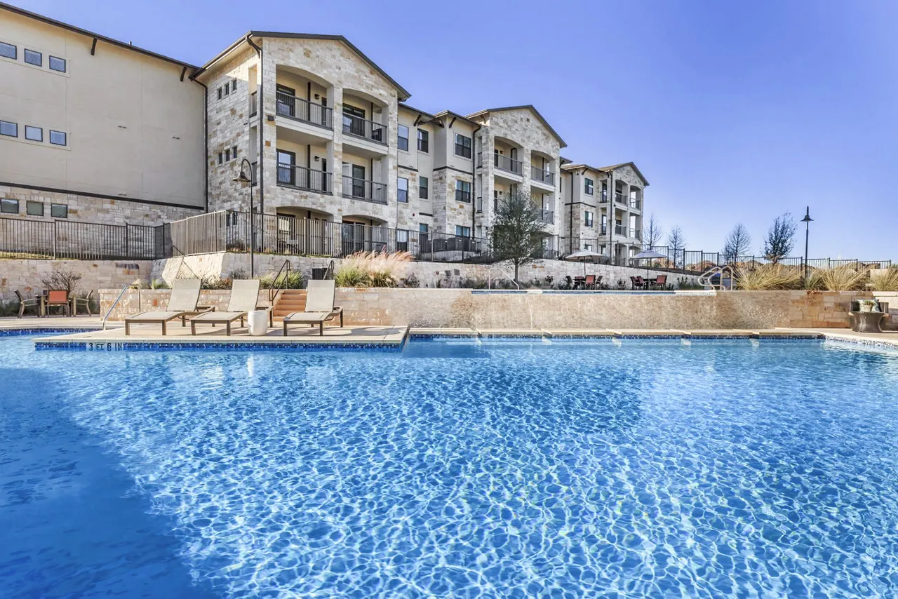 Lenox Stone Oak Apartments