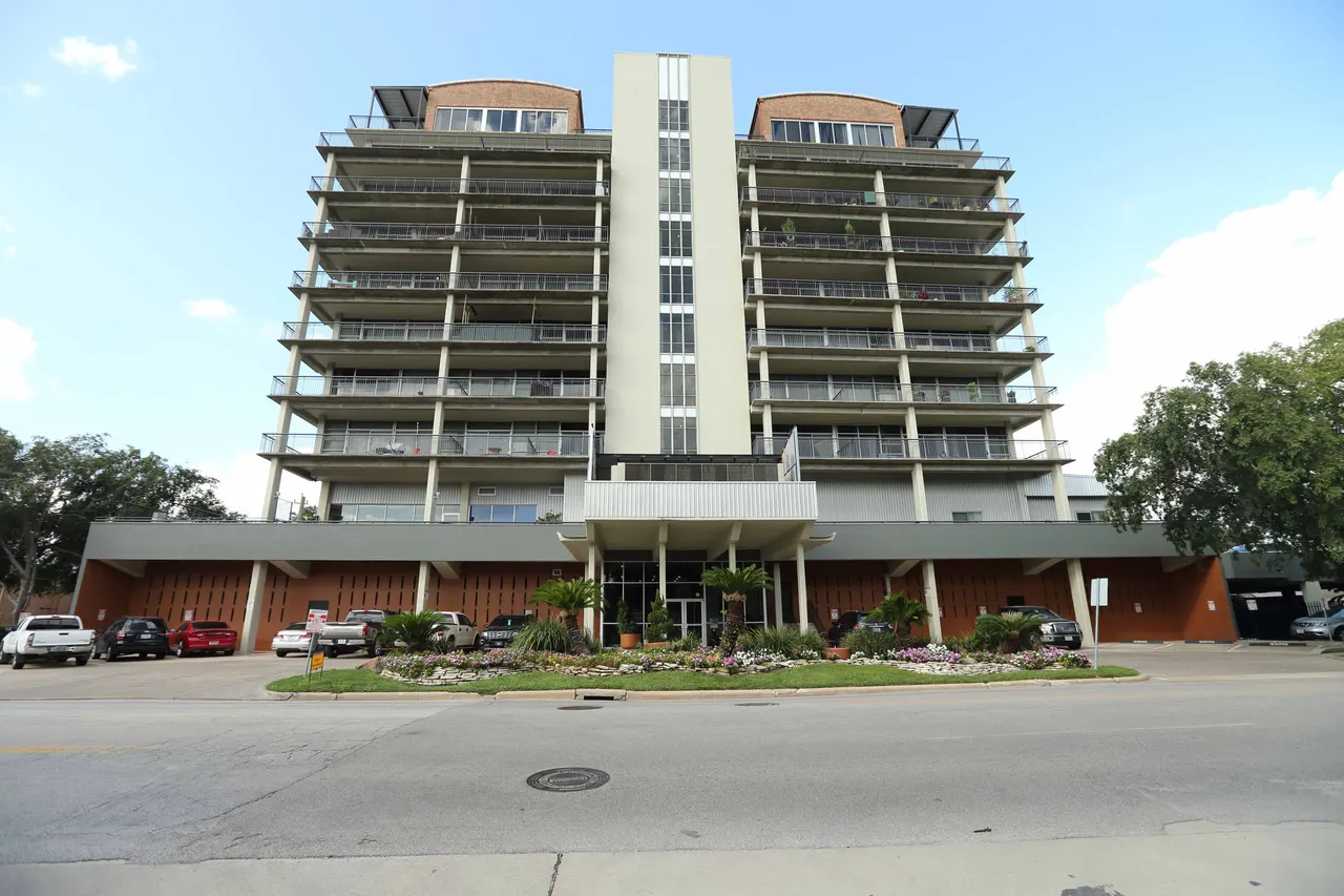230 W. Alabama