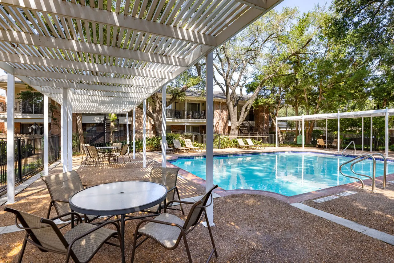 Colony Oaks Apartments