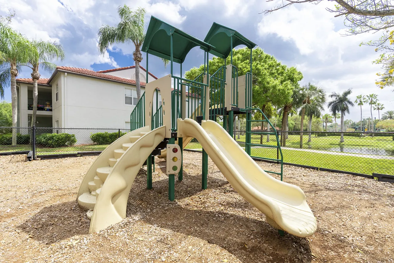 Mira Flores Apartments