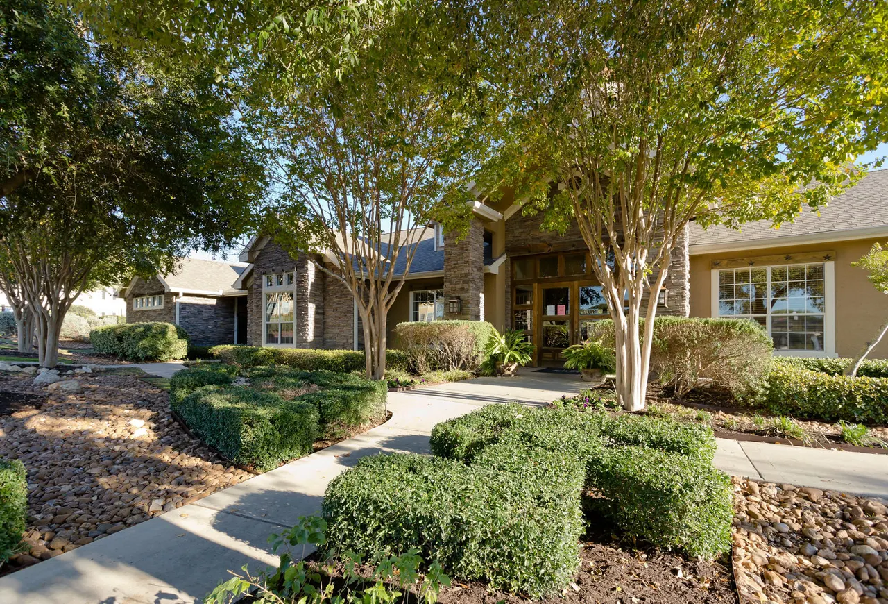 The Ravinia Apartments