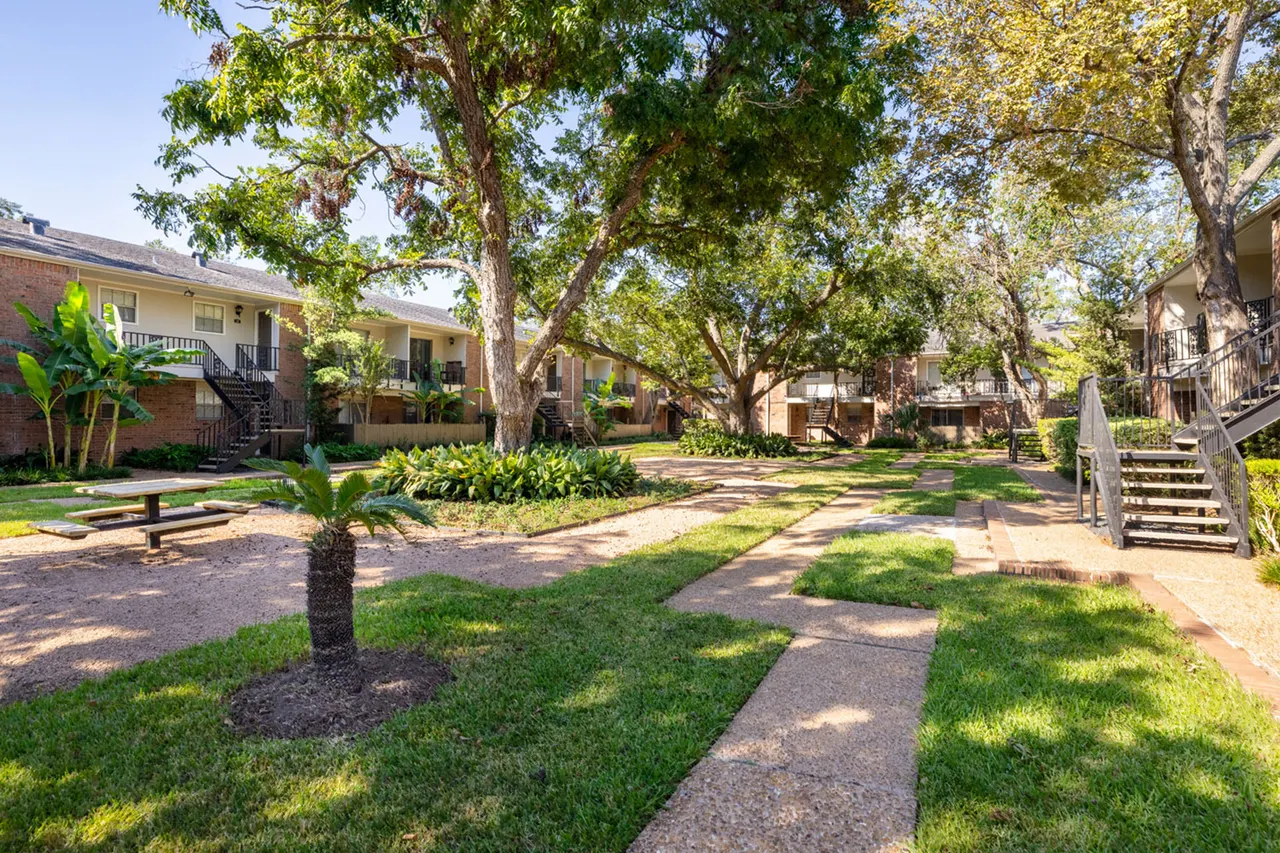 Colony Oaks Apartments
