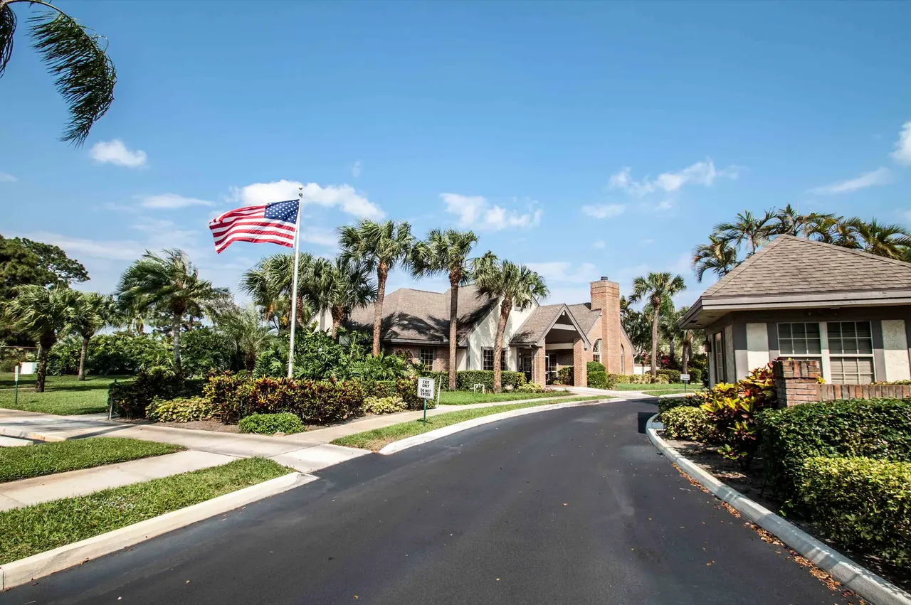 Crystal Pointe Apartments