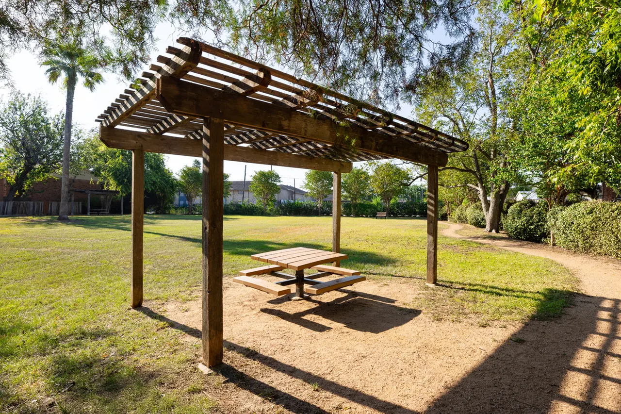 Colony Oaks Apartments
