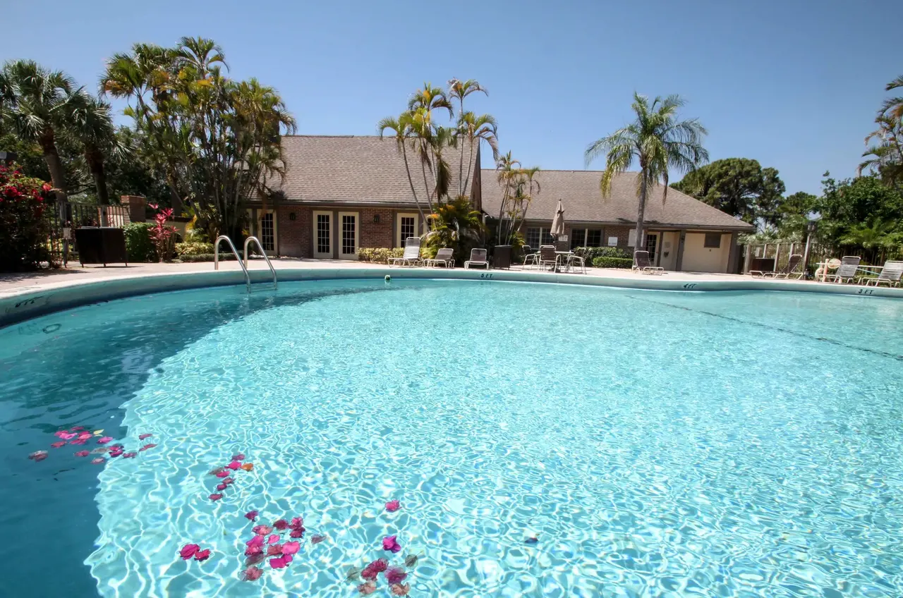 Crystal Pointe Apartments