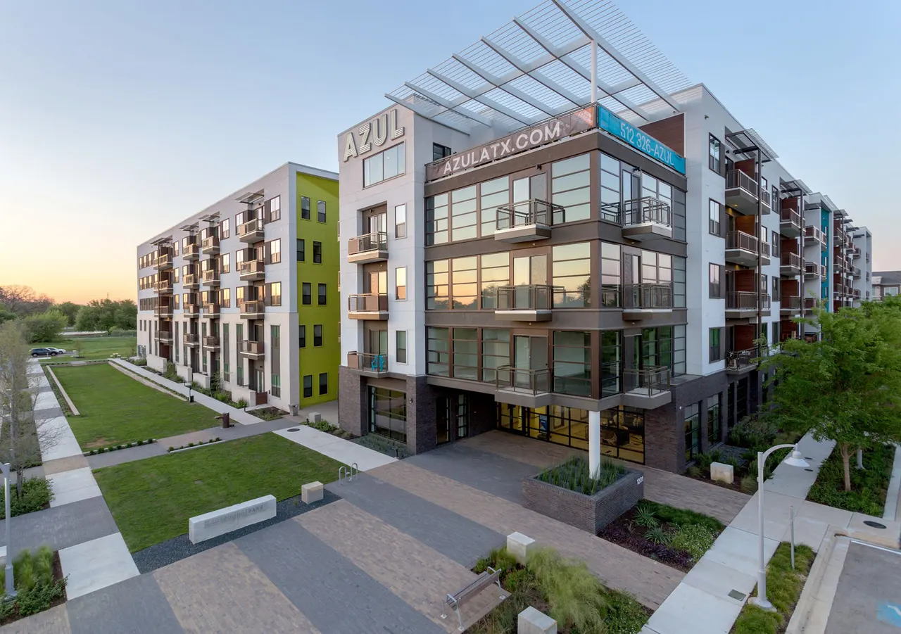 Azul Lakeshore Apartments