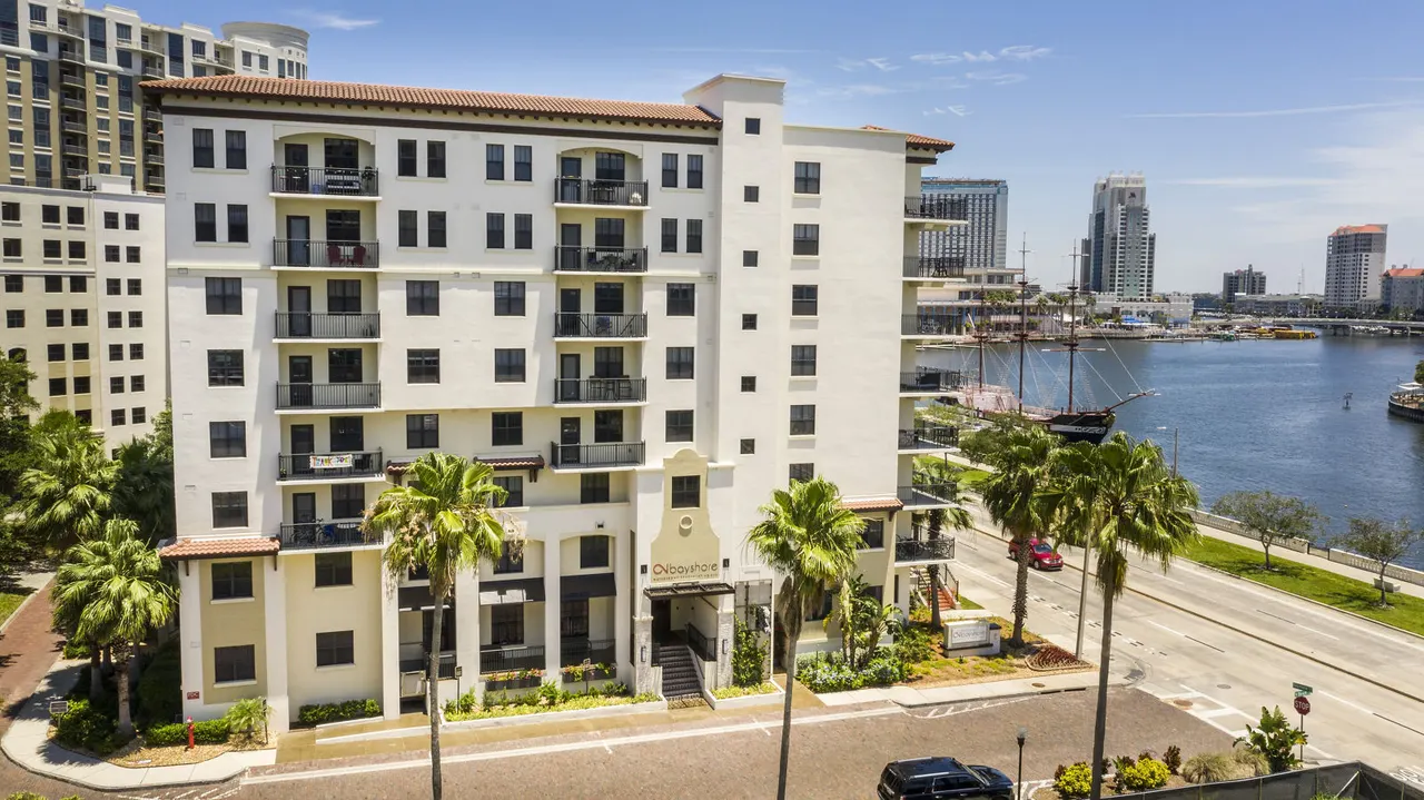 2 Bayshore Luxury Waterfront Apartments