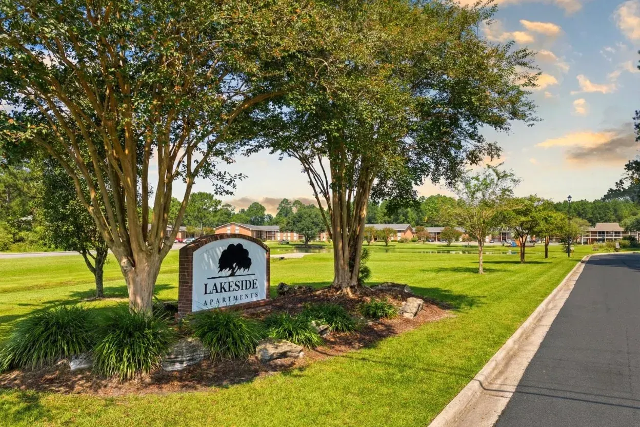 Lakeside Lakeview Apartments
